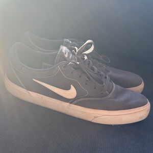 Nike Men's Gray and White Skate Shoes